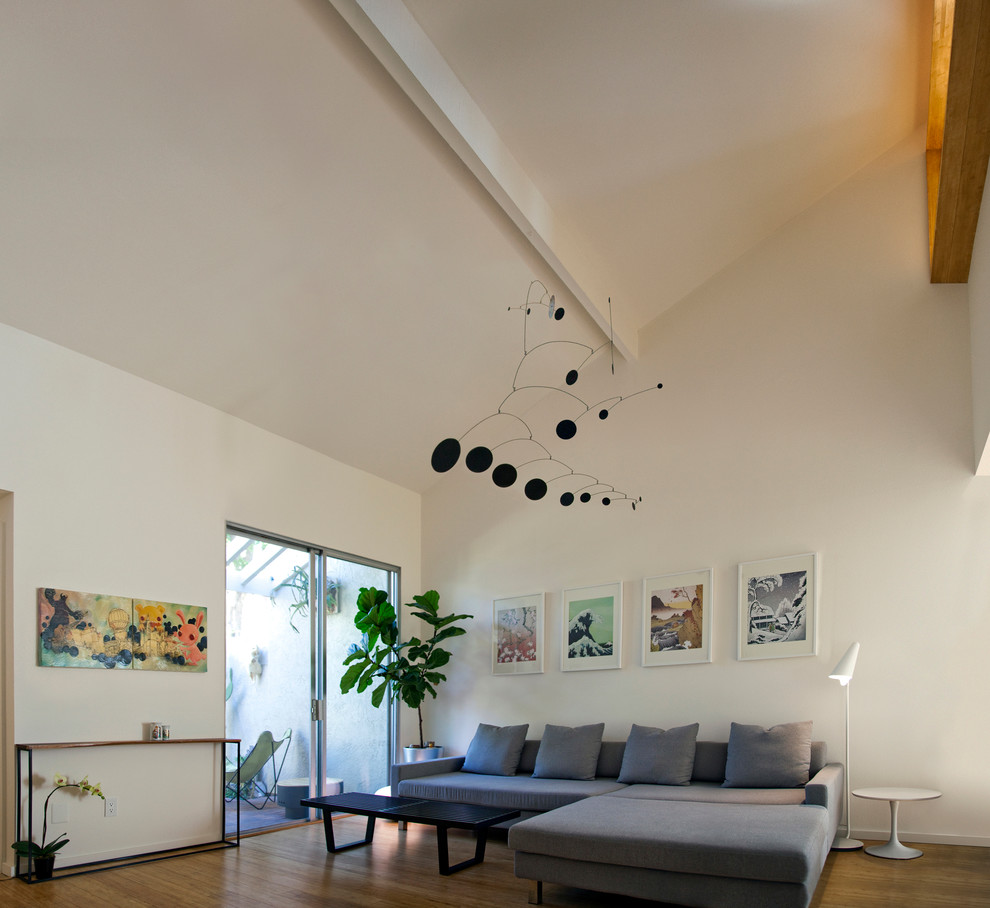 Modernes Wohnzimmer mit weißer Wandfarbe in San Diego