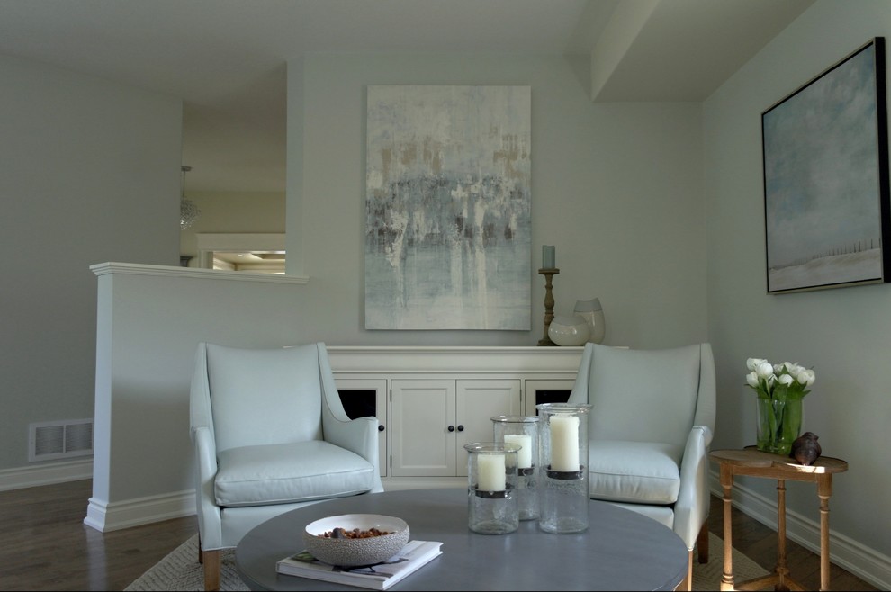 Idee per un piccolo soggiorno tradizionale aperto con sala formale, pareti blu, parquet scuro, nessuna TV e pavimento marrone