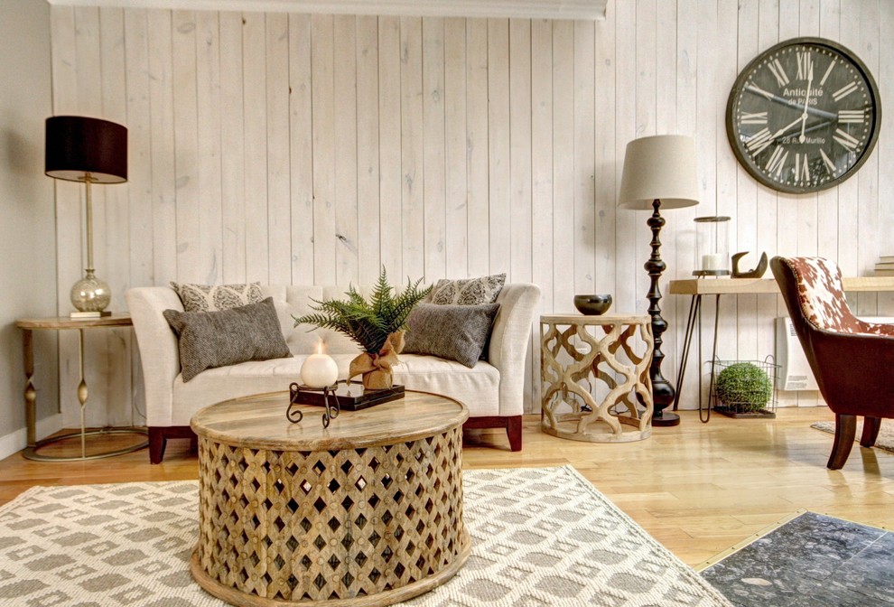 Idee per un soggiorno country di medie dimensioni e aperto con pareti beige e parquet chiaro