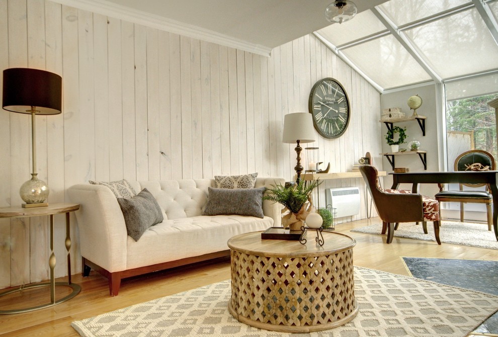Mittelgroßes, Offenes Country Wohnzimmer mit beiger Wandfarbe und hellem Holzboden in Montreal