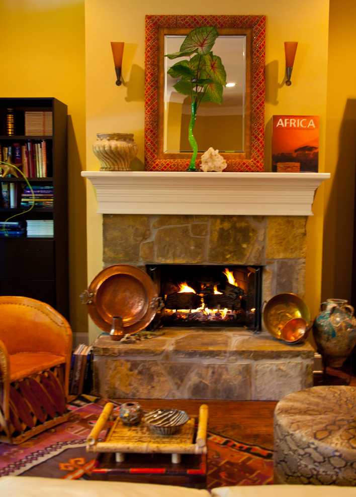 オースティンにあるラグジュアリーな広いトラディショナルスタイルのおしゃれなリビング (無垢フローリング、標準型暖炉、石材の暖炉まわり) の写真