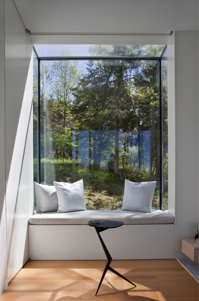 Идея дизайна: гостиная комната в современном стиле с белыми стенами, паркетным полом среднего тона и оранжевым полом