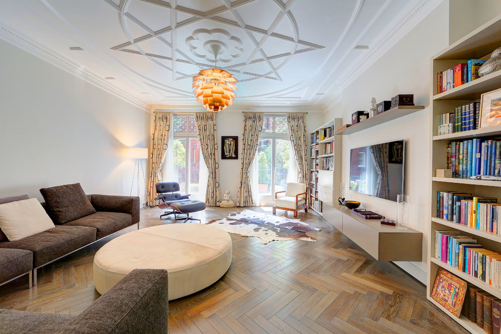 Großes, Abgetrenntes Modernes Wohnzimmer ohne Kamin mit grauer Wandfarbe, hellem Holzboden und TV-Wand in London