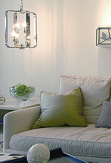 Exempel på ett litet modernt allrum med öppen planlösning, med vita väggar, ljust trägolv och en väggmonterad TV