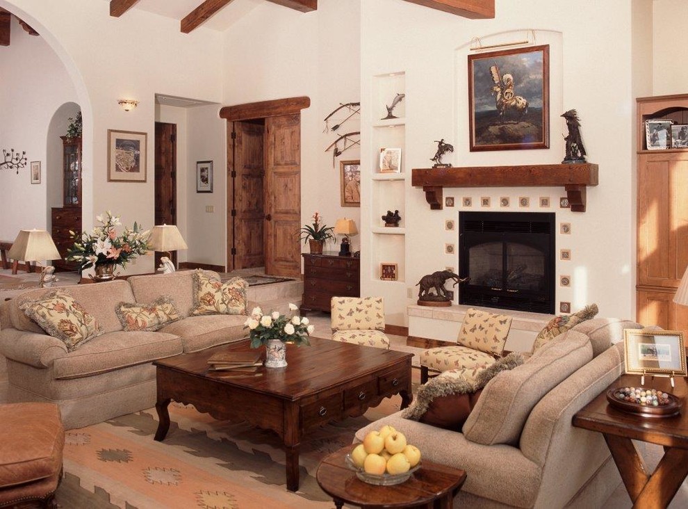 Esempio di un soggiorno classico di medie dimensioni e aperto con pareti bianche, camino classico e cornice del camino in intonaco
