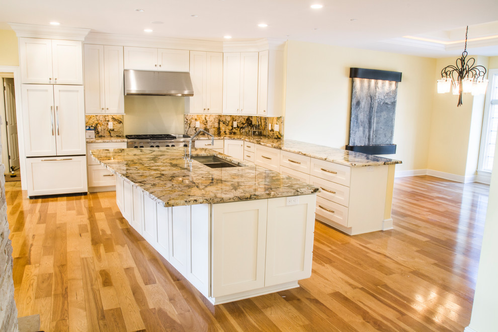 他の地域にある高級な広いコンテンポラリースタイルのおしゃれなキッチン (淡色無垢フローリング、マルチカラーの床) の写真