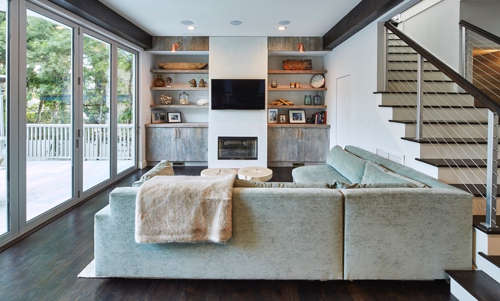 Modernes Wohnzimmer mit weißer Wandfarbe, dunklem Holzboden, Gaskamin, TV-Wand und braunem Boden in Los Angeles