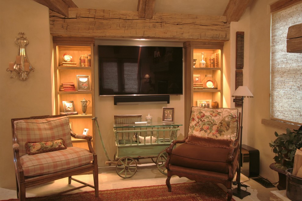 Foto de salón para visitas abierto clásico pequeño con paredes beige y televisor colgado en la pared