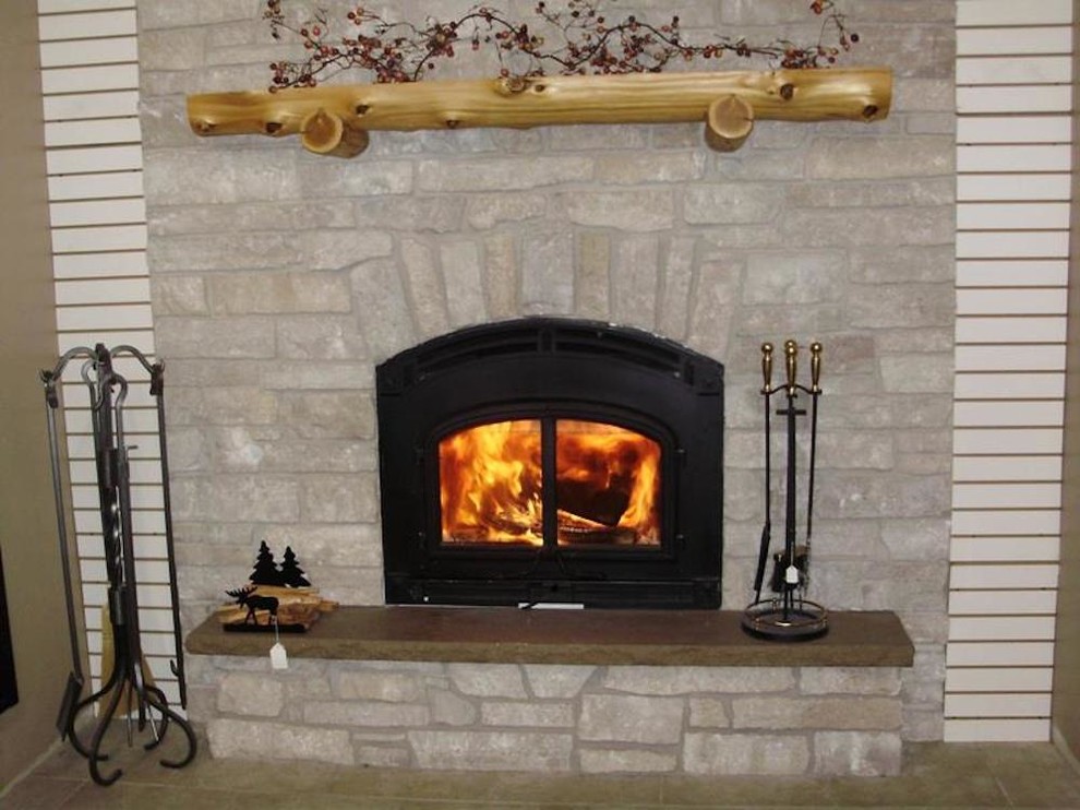 シカゴにあるラスティックスタイルのおしゃれなリビング (標準型暖炉、金属の暖炉まわり) の写真