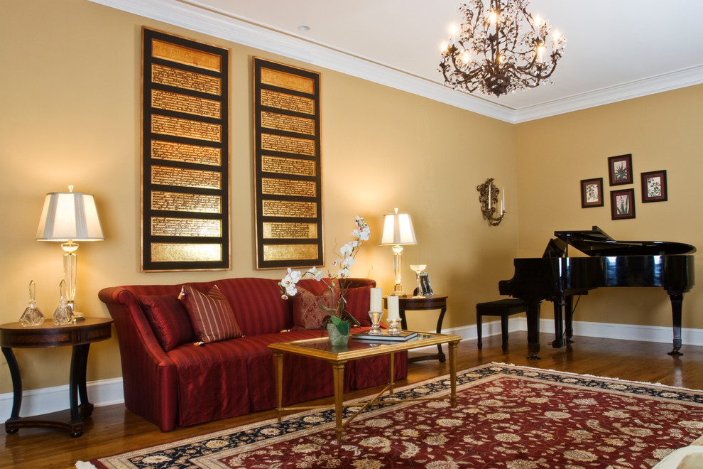 Inredning av ett klassiskt mellanstort separat vardagsrum, med ett finrum, beige väggar, mörkt trägolv och brunt golv