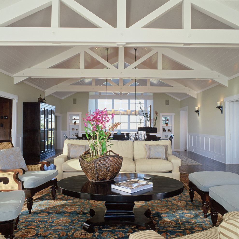 Immagine di un grande soggiorno stile marinaro aperto con pareti beige, sala formale, parquet scuro e tappeto