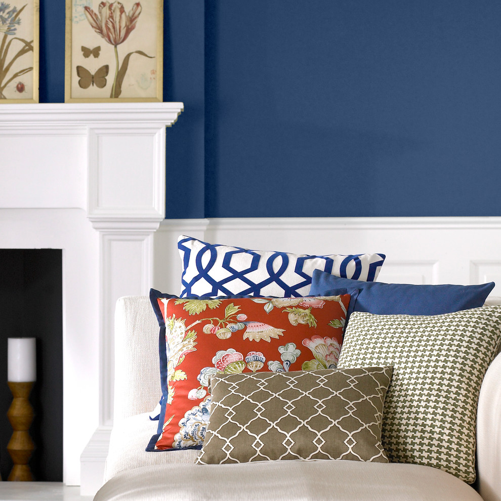 Immagine di un soggiorno tradizionale di medie dimensioni con pareti blu, camino classico e cornice del camino in legno