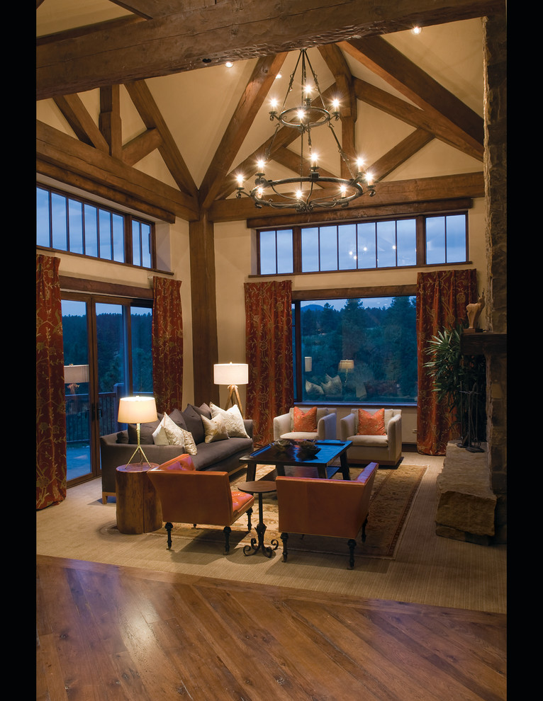 Foto de salón para visitas abierto clásico extra grande con paredes beige, suelo de madera en tonos medios, todas las chimeneas y marco de chimenea de piedra