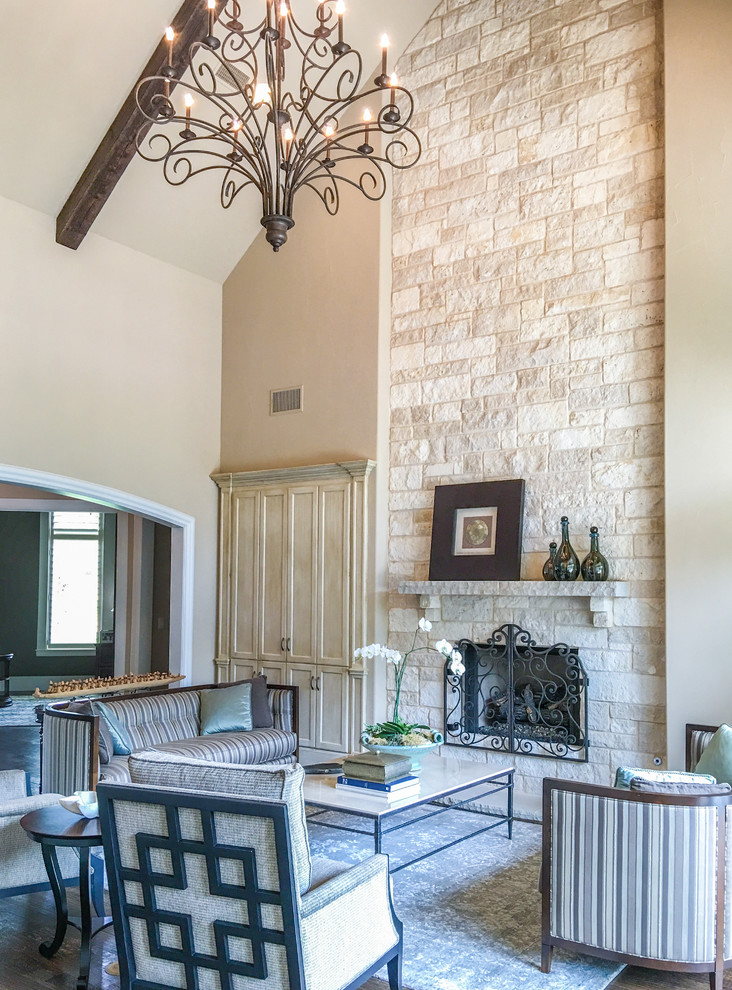 Imagen de salón abierto tradicional de tamaño medio sin televisor con paredes beige, suelo de madera en tonos medios, marco de chimenea de piedra y todas las chimeneas