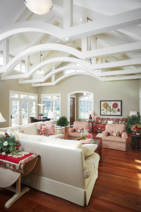 Стильный дизайн: гостиная комната в классическом стиле с бежевыми стенами, красным полом и сводчатым потолком - последний тренд