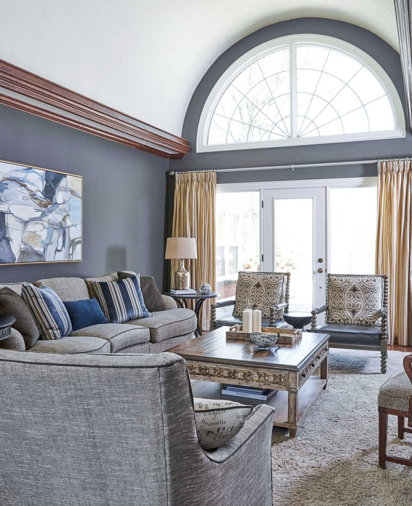 Foto di un grande soggiorno classico aperto con pareti grigie, moquette e pavimento bianco