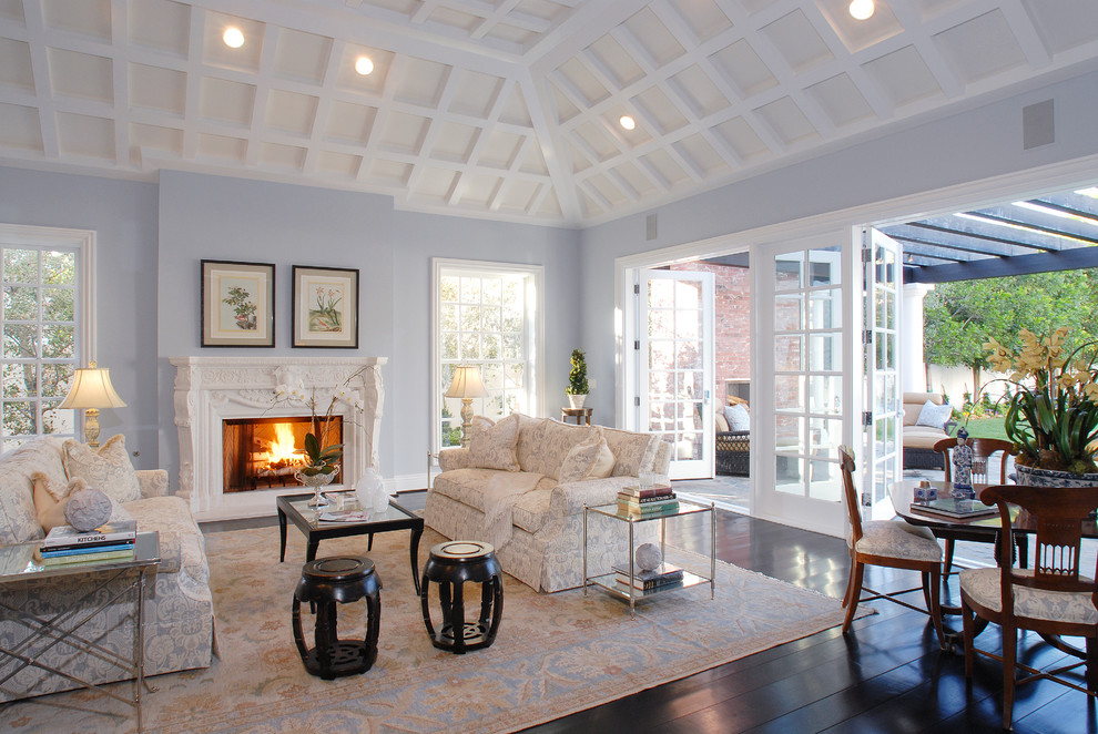 Diseño de salón clásico con paredes azules, todas las chimeneas y alfombra