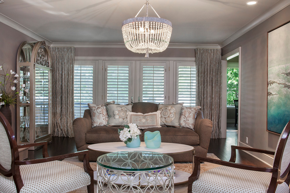 На фото: гостиная комната в классическом стиле с серыми стенами и коричневым диваном