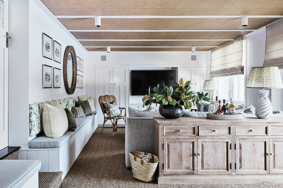 На фото: гостиная комната среднего размера в стиле неоклассика (современная классика) с ковровым покрытием, белыми стенами, телевизором на стене и коричневым полом с