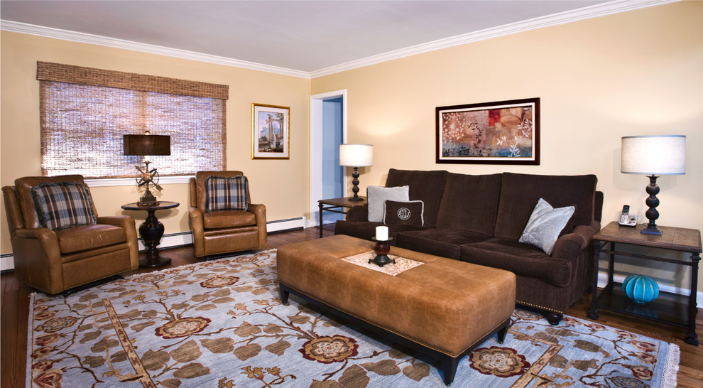 Пример оригинального дизайна: изолированная гостиная комната среднего размера в современном стиле с бежевыми стенами, светлым паркетным полом, стандартным камином, фасадом камина из камня, скрытым телевизором и коричневым полом