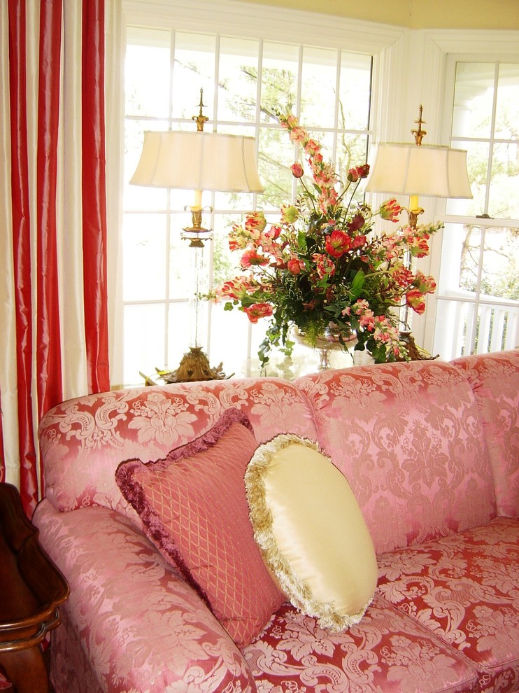 Foto di un soggiorno country di medie dimensioni e aperto con sala formale, pareti gialle e pavimento in legno massello medio