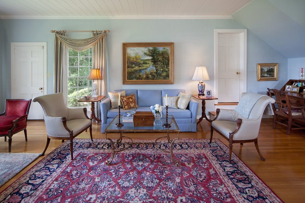 Réalisation d'un grand salon tradition fermé avec une salle de réception, un mur bleu, un sol en bois brun et une cheminée standard.
