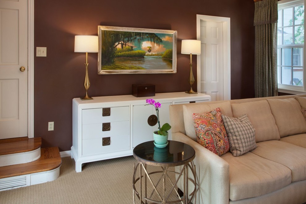 На фото: изолированная гостиная комната среднего размера в стиле фьюжн с коричневыми стенами, ковровым покрытием и мультимедийным центром без камина
