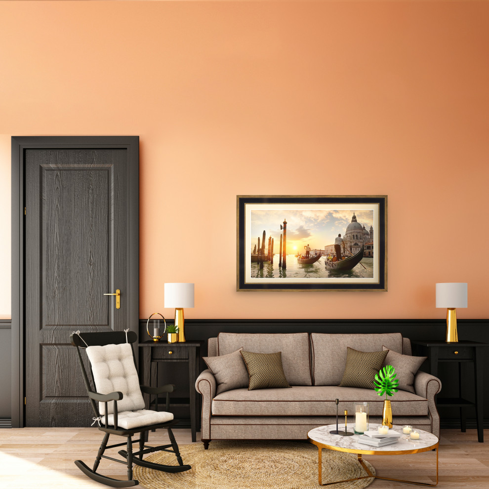 Источник вдохновения для домашнего уюта: парадная, открытая гостиная комната среднего размера в стиле неоклассика (современная классика) с оранжевыми стенами, светлым паркетным полом, скрытым телевизором и коричневым полом