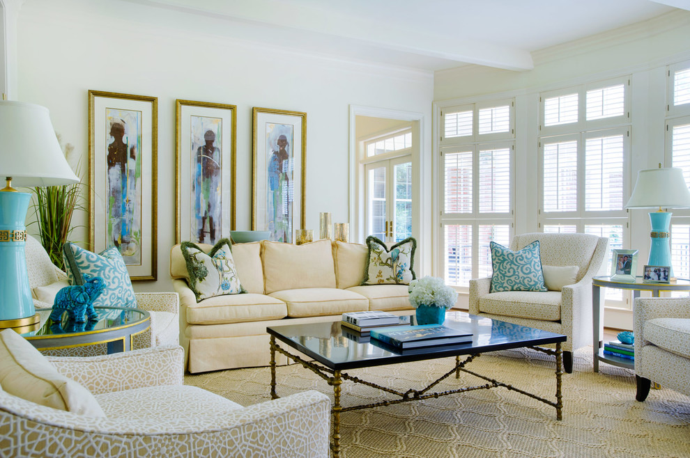 Immagine di un soggiorno classico aperto con sala formale, pareti bianche, nessuna TV, pavimento in legno massello medio e pavimento marrone