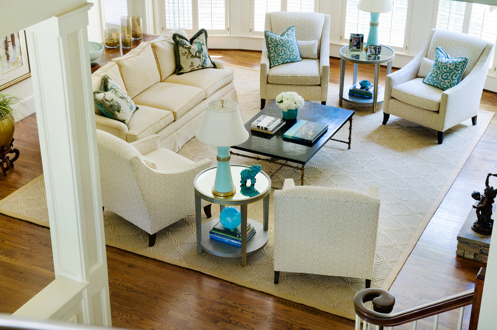 Idee per un soggiorno classico aperto con sala formale, pareti bianche, pavimento in legno massello medio e pavimento marrone