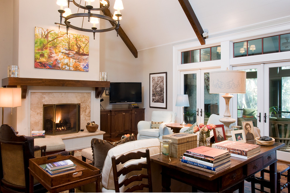 Cette image montre un salon traditionnel avec un sol en bois brun, une cheminée standard et un manteau de cheminée en carrelage.