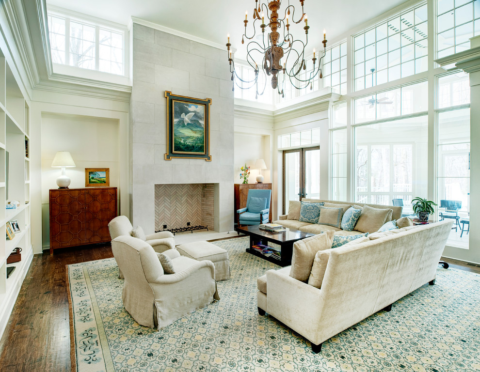 Großes, Repräsentatives, Fernseherloses, Offenes Klassisches Wohnzimmer mit weißer Wandfarbe, braunem Holzboden und Kaminumrandung aus Stein in Denver