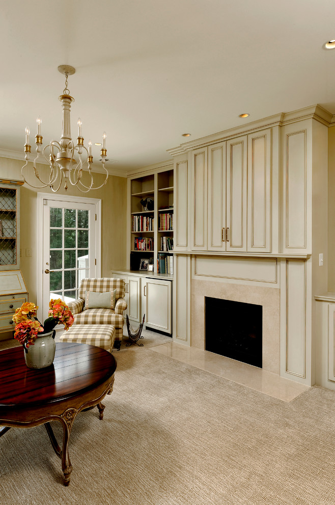 На фото: гостиная комната в классическом стиле с стандартным камином и фасадом камина из дерева