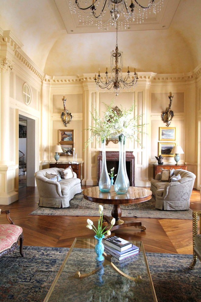 Großes, Repräsentatives, Offenes Klassisches Wohnzimmer mit beiger Wandfarbe, dunklem Holzboden und Kamin in Nashville