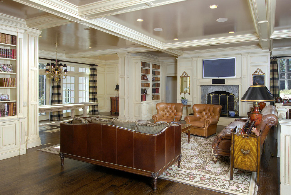 Пример оригинального дизайна: большая парадная, открытая гостиная комната в викторианском стиле с белыми стенами, темным паркетным полом, стандартным камином, фасадом камина из камня, скрытым телевизором и коричневым полом