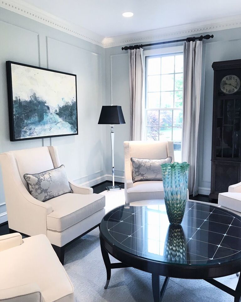 На фото: парадная, изолированная гостиная комната среднего размера в стиле неоклассика (современная классика) с серыми стенами, темным паркетным полом и коричневым полом без камина, телевизора