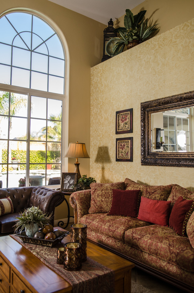 Foto di un ampio soggiorno chic aperto con pareti beige, sala formale, pavimento in travertino, nessun camino e nessuna TV
