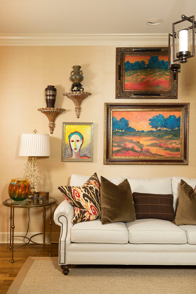 Ejemplo de salón tradicional con paredes beige y suelo de madera en tonos medios