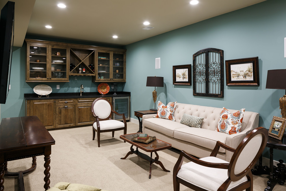 Repräsentatives Klassisches Wohnzimmer mit blauer Wandfarbe, Teppichboden und TV-Wand in Louisville