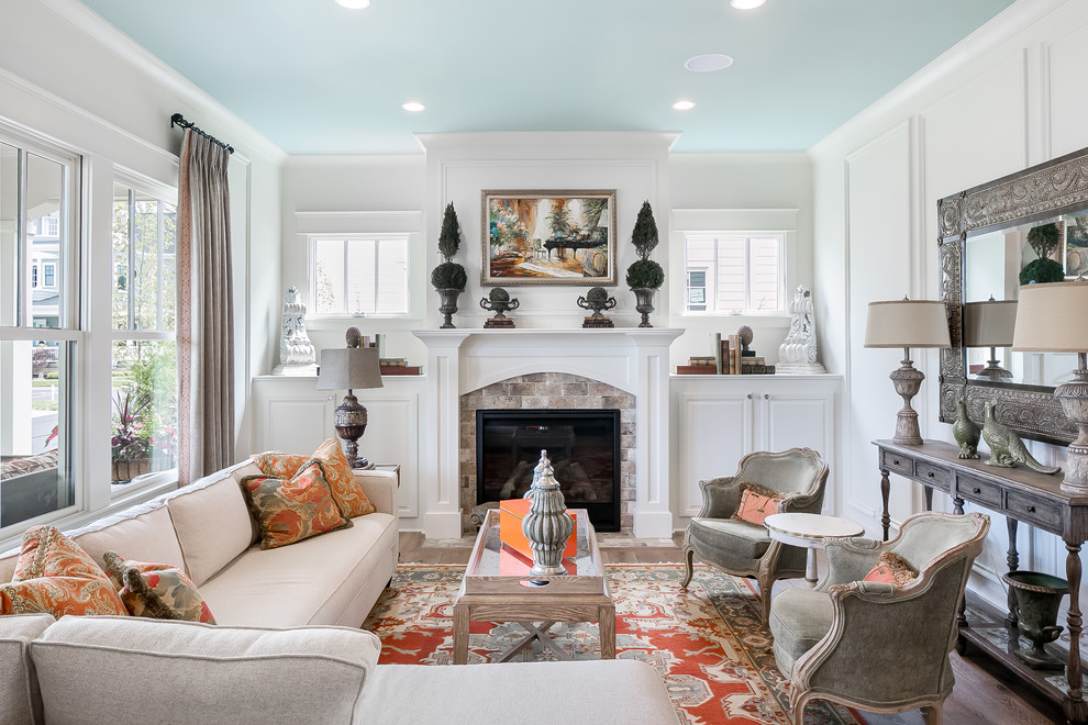 Repräsentatives, Fernseherloses Landhausstil Wohnzimmer mit weißer Wandfarbe, hellem Holzboden, Kamin und Kaminumrandung aus Stein in Louisville