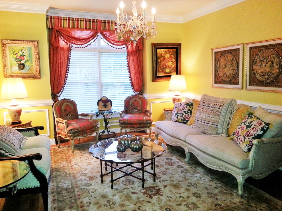Mittelgroßes, Repräsentatives, Fernseherloses, Offenes Klassisches Wohnzimmer ohne Kamin mit gelber Wandfarbe und hellem Holzboden in Miami