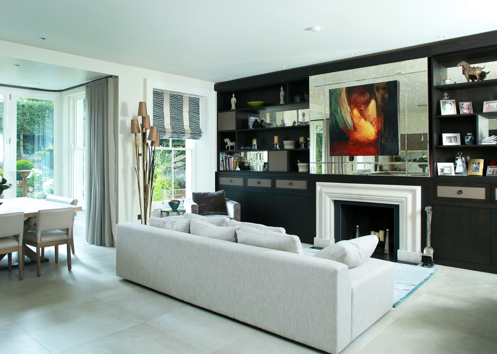 Cette photo montre un salon tendance ouvert avec un mur blanc, une cheminée standard, un manteau de cheminée en métal et un sol gris.