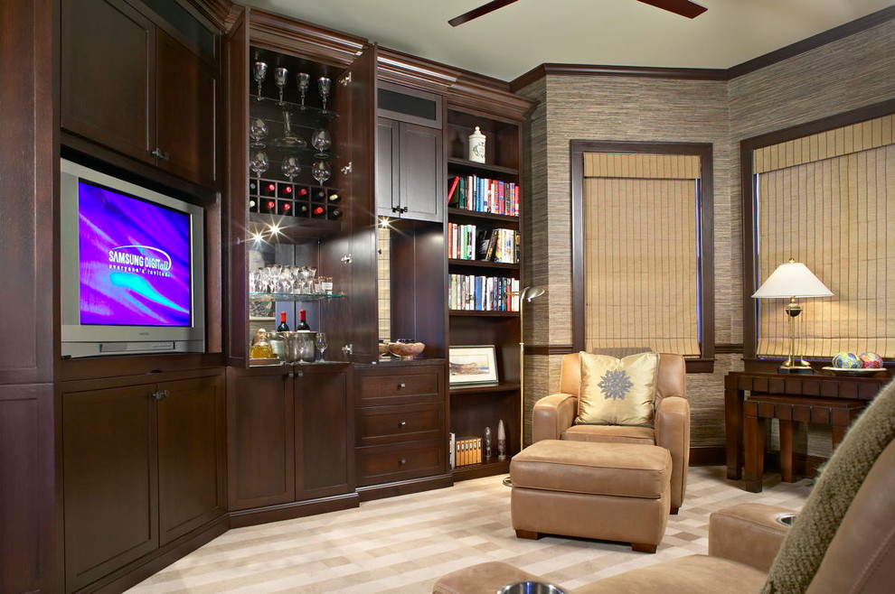 Modelo de salón con barra de bar cerrado tradicional pequeño sin chimenea con paredes marrones, moqueta, televisor independiente y suelo beige