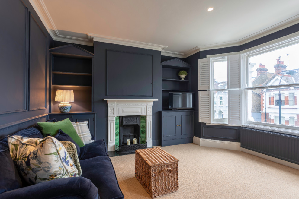 Идея дизайна: гостиная комната среднего размера в классическом стиле с синими стенами, ковровым покрытием, стандартным камином и телевизором на стене