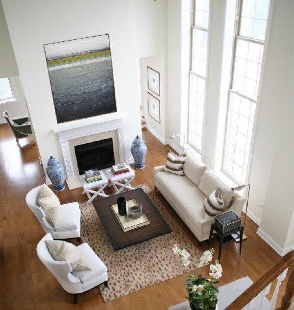 Foto di un soggiorno chic di medie dimensioni e stile loft con pareti bianche, pavimento in legno massello medio, camino classico e cornice del camino piastrellata