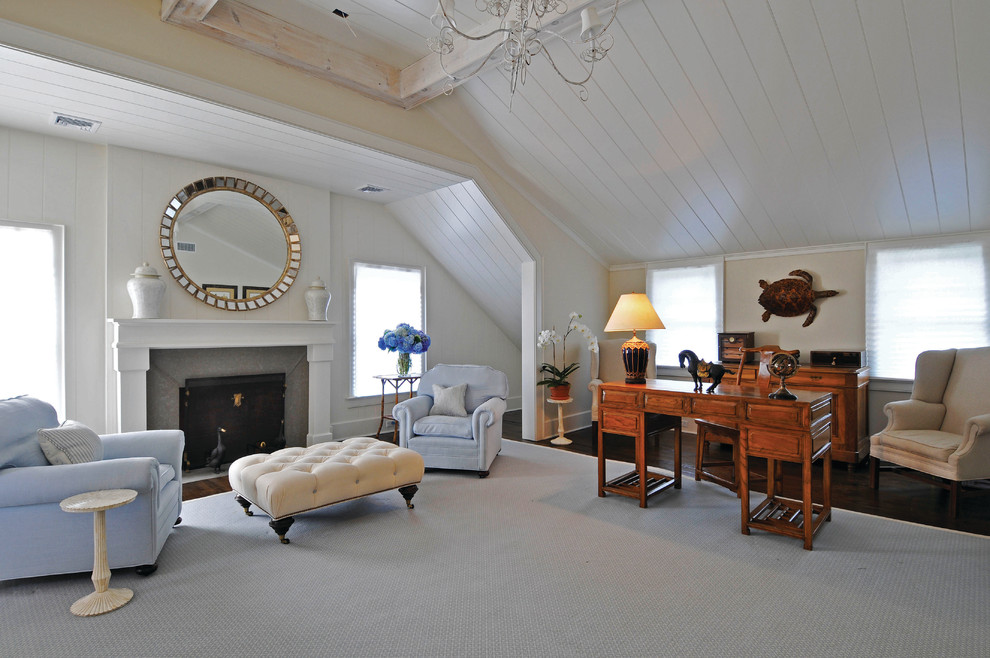 Пример оригинального дизайна: большая изолированная гостиная комната в классическом стиле с печью-буржуйкой, с книжными шкафами и полками, белыми стенами, ковровым покрытием и фасадом камина из дерева