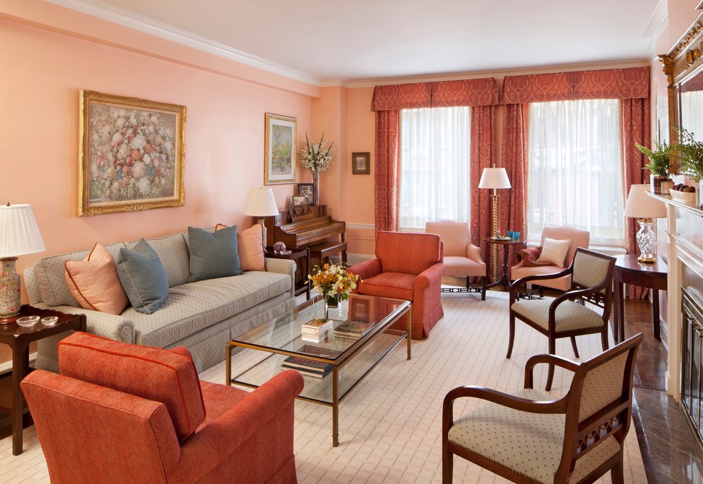 Idee per un soggiorno classico chiuso con sala formale, pareti arancioni, parquet scuro e camino classico