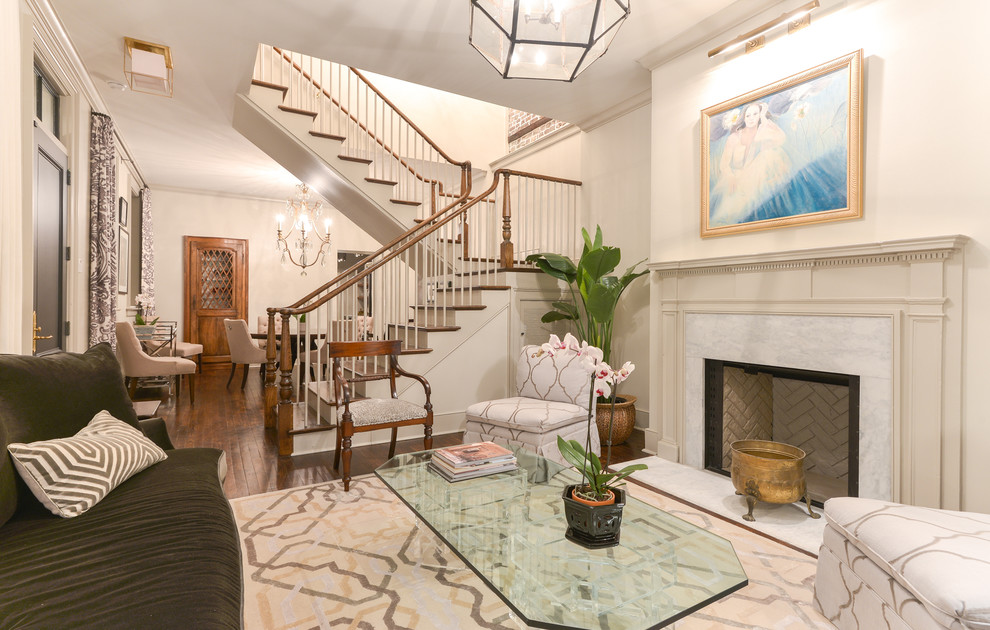 Repräsentatives, Fernseherloses Klassisches Wohnzimmer mit weißer Wandfarbe, braunem Holzboden und Kamin in Charleston