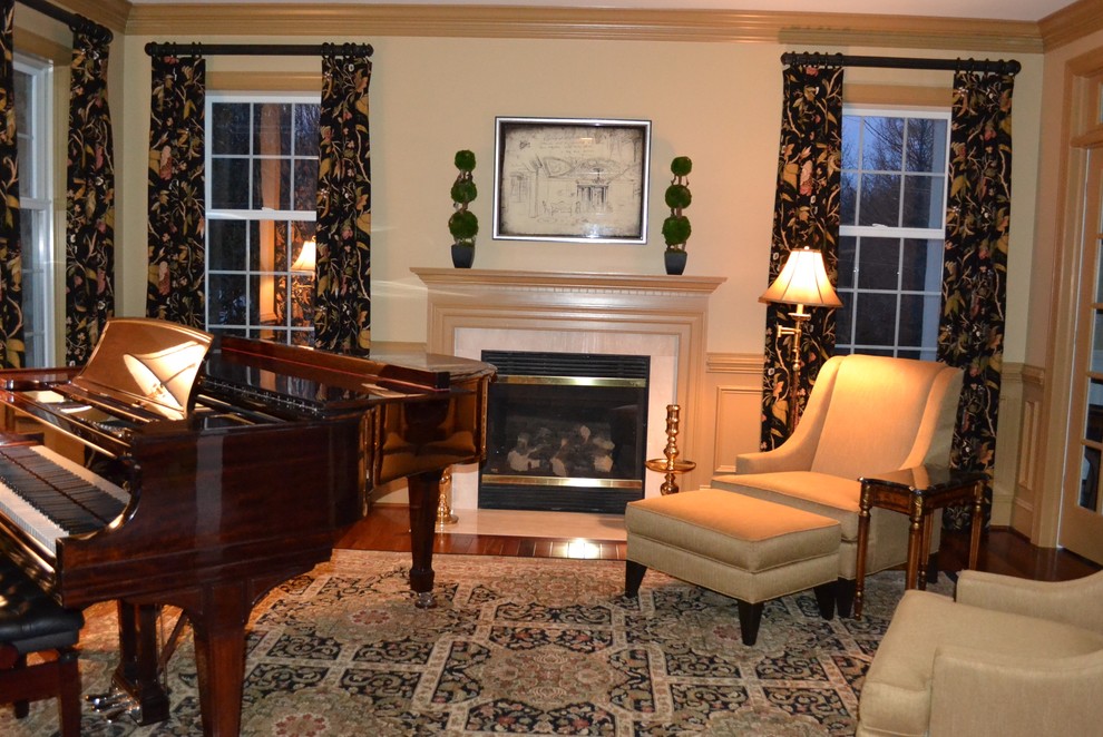 Exempel på ett mellanstort klassiskt separat vardagsrum, med ett musikrum, beige väggar, en standard öppen spis, en spiselkrans i trä, mellanmörkt trägolv och brunt golv