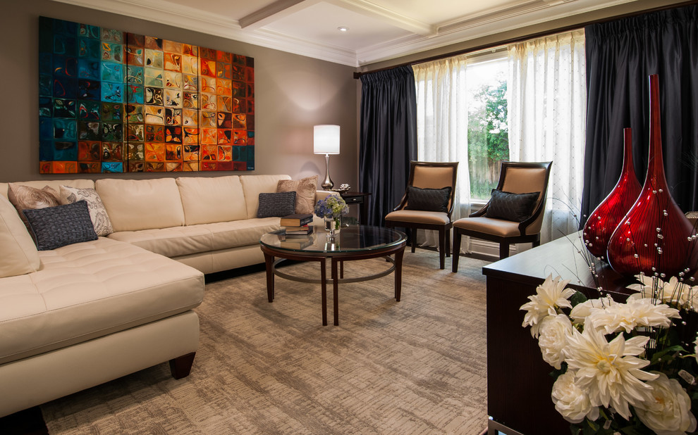 Идея дизайна: парадная, изолированная гостиная комната в классическом стиле с коричневыми стенами и ковровым покрытием без камина, телевизора